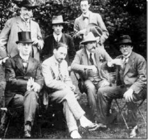Los Inklings ,un selecto grupo de caballeros ingleses formado por escritores y catedráticos de la universidad de Oxford con los que Tolkien compartía té y sus creaciones literartias. 