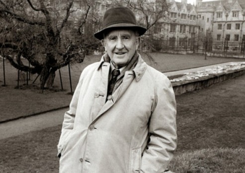 Tolkien paseando por las afueras de Oxford donde ejercía de profesor.