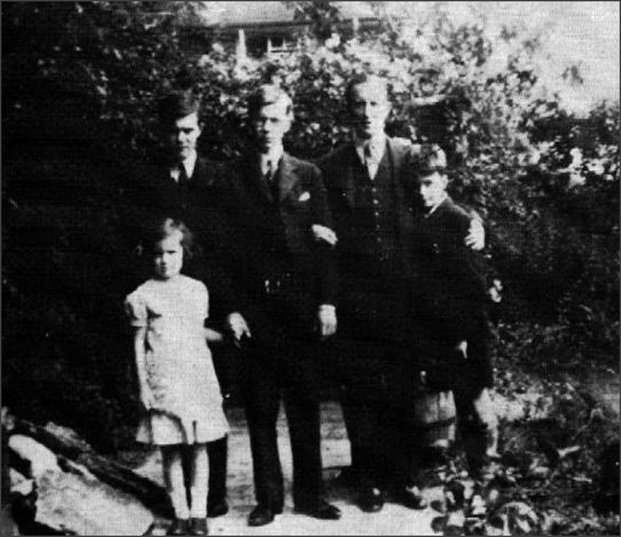 El profesor Tolkien y sus cuatro hijos.